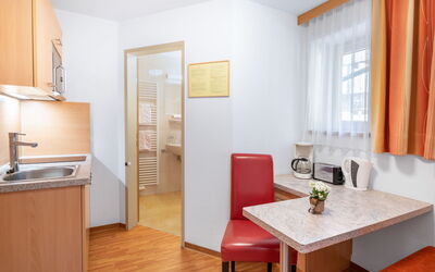 Rosa 905.10: Interior Design, Mobilia, Camera, Casa, Pavimento, Pavimentazione, Appartamento, Scrivania, Cornice, Per Finestre