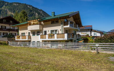 Rosa 905.6: Insediamento Umano, Balcone, Catena Montuosa, Estate, Portico, Villa, Paesino Di Montagna, Driveway, Hotel, Alpi