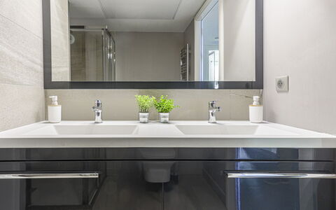 Prestige View: Lavandino Del Bagno, Idraulico Fixture, Interior Design, Lavello, Mobiletto Del Bagno, Specchio, Controsoffitto, Bagno, Rubinetto, Cabinetry