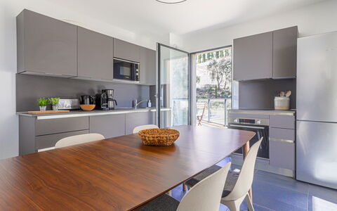 Prestige View: Mobilia, Interior Design, Pavimentazione, Controsoffitto, Cucina, Legna, Cabinetry, Pavimento, Soffitto, Casa