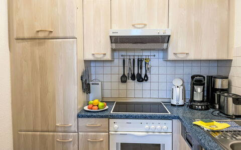 Ostseeblick: Elettrodomestico Da Cucina, Cucina, Controsoffitto, Cabinetry, Apparecchio Major, Elettrodomestico, Lavandino Della Cucina, Legna, Mobilia, Stufa