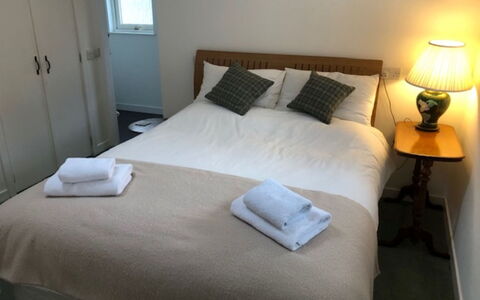 Coach House: Letto, Camera Da Letto, Bedding, Lenzuolo, Legna, Pavimento, Mobilia, Telaio Del Letto, Pavimentazione, Interior Design