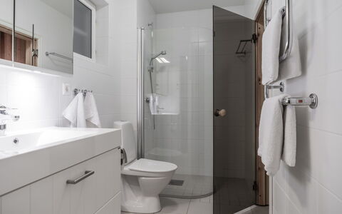 Trillevallen 6: Bagno, Idraulico Fixture, Interior Design, Pavimentazione, Pavimento, Lavandino Del Bagno, Gabinetto, Lavello, Rubinetto, Mobiletto Del Bagno