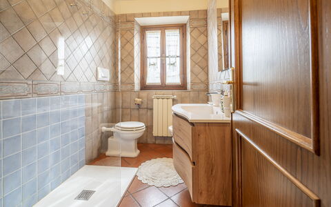 Casa Michela Casalguidi, Garden, Wifi: Pavimentazione, Pavimento, Interior Design, Legna, Idraulico Fixture, Lavello, Rubinetto, Cabinetry, Mobiletto Del Bagno, Bagno