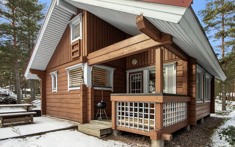 Puolukka 2: Finestra, Facciata, Architettura, Porta, Casa, Estate, Dimora, Finestra A Ghigliottina, Balcone, Villa