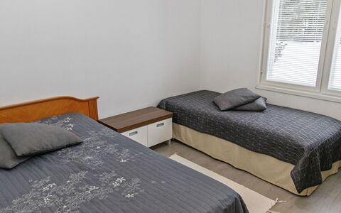 Villa Onnela: Letto, Mobilia, Camera Da Letto, Bedding, Lenzuolo, Interior Design, Pavimento, Legna, Pavimentazione, Biancheria