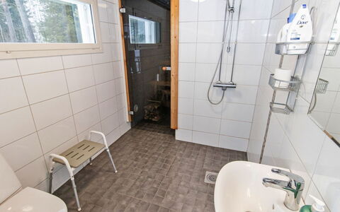 Villa Onnela: Idraulico Fixture, Pavimentazione, Legna, Pavimento, Lavello, Bagno, Lavandino Del Bagno, Interior Design, Idraulico, Rubinetto