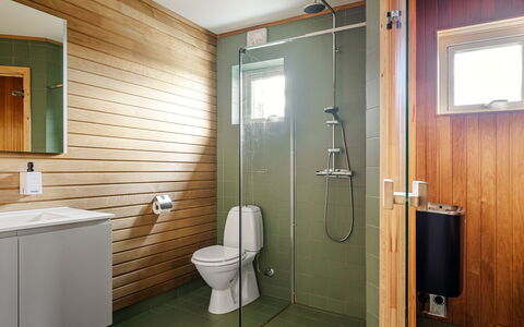 Renen 14A: Pavimentazione, Parete, Legna, Interior Design, Pavimento, Bagno, Idraulico Fixture, Gabinetto, Toilet Seat, Soffitto