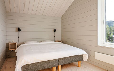 Renen 14A: Legna, Pavimentazione, Camera Da Letto, Pavimento, Interior Design, Soffitto, Letto, Lenzuolo, Bedding, Illuminazione