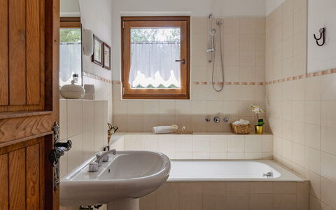 Casa Iume: Bagno, Idraulico Fixture, Interior Design, Pavimentazione, Parete, Vasca Da Bagno, Rubinetto, Pavimento, Lavandino Del Bagno, Lavello