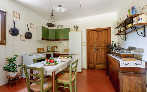 Casa Iume: Mobilia, Pavimentazione, Interior Design, Legna, Cucina, Cabinetry, Soffitto, Pavimento, Camera, Elettrodomestico Da Cucina
