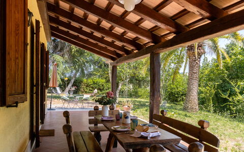 Casa Iume: Legna, Mobilia, Tavolo, Shade, Sedia, Ricorrere, Mobili Da Esterno, Portico, Villetta, Color Legno