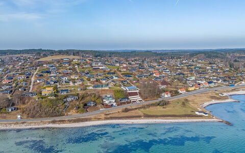 Stavros - 100M from the Sea: Zona Residenziale, Arbusto, Casa, Casa, Giardino, Estate, Shade, Landscaping, Prato