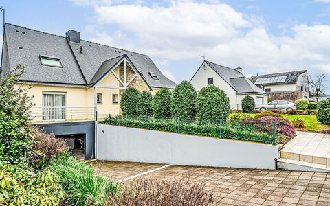 Guidel 606: Zona Residenziale, Arbusto, Casa, Casa, Giardino, Tetto, Landscaping, Estate, Groundcover, Driveway