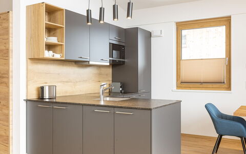 Mittersill 700: Mobilia, Cucina, Controsoffitto, Pavimentazione, Cabinetry, Interior Design, Legna, Pavimento, Elettrodomestico Da Cucina, Credenza