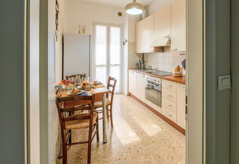 Lory House: Pavimentazione, Pavimento, Interior Design, Legna, Soffitto, Mobilia, Controsoffitto, Camera, Illuminazione, Cucina