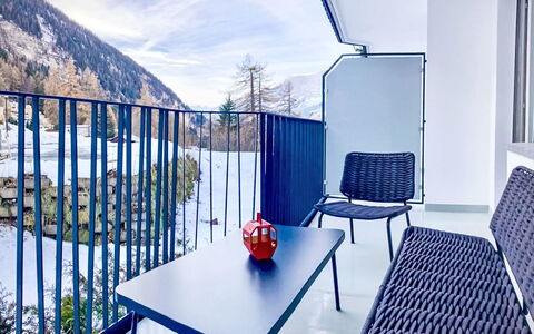 Leukerbad 650: Appartamento, Balcone, Sedia, Inverno, Geomorfologia Glaciale, Alpi, Recinzione, Hotel
