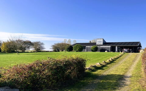 Erlinda - 600M from the Sea: Estate, Shade, Driveway, Agriturismo