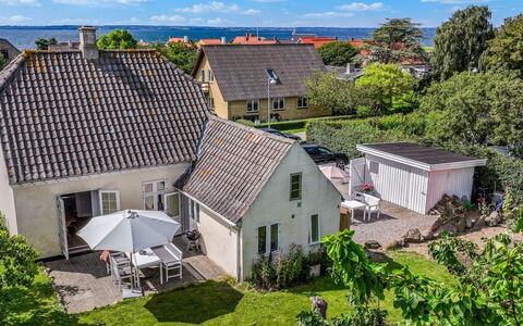 Karoliina - 125M from the Sea: Tetto, Casa, Casa, Villetta, Raccordo, Estate, Driveway, Edifici Giardino, Cortile, Capannone