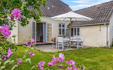 Karoliina - 125M from the Sea: Tetto, Casa, Casa, Villetta, Raccordo, Estate, Driveway, Edifici Giardino, Cortile, Capannone