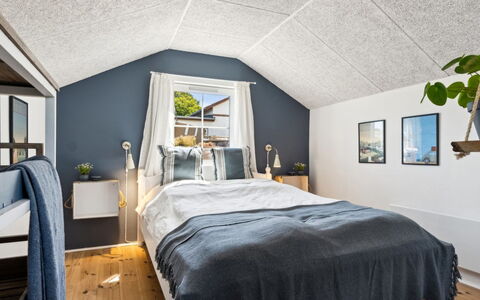 Mari - 150M from the Sea: Camera Da Letto, Legna, Interior Design, Soffitto, Letto, Mobilia, Bedding, Pavimentazione, Biancheria, Lenzuolo