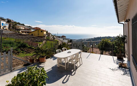 Casa della Nonna Gilda: Blu, Sedia, Mobili Da Esterno, Design, Shade, Tavolo Esterno, Eco Hotel, Terrazza, Pianta Della Casa, Illuminazione Diurna