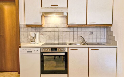 Helga: Cucina, Elettrodomestico Da Cucina, Apparecchio Major, Controsoffitto, Cabinetry, Lavandino Della Cucina, Interior Design, Lavello, Pavimentazione, Rubinetto