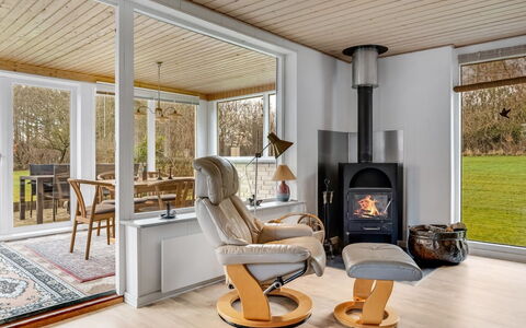Marika - 400M to the Fjord: Mobilia, Pavimentazione, Interior Design, Legna, Pavimento In Legno, Pavimento, Sedia, Illuminazione, Casa, Soggiorno
