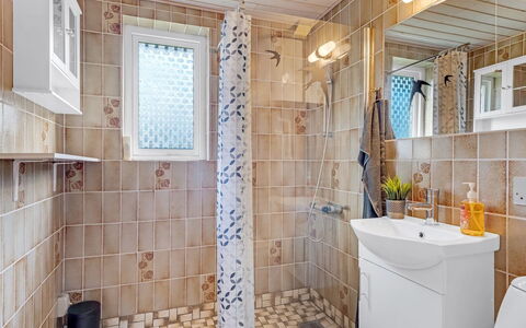Marika - 400M to the Fjord: Pavimentazione, Pavimento, Idraulico Fixture, Interior Design, Bagno, Piastrella, Idraulico, Rubinetto, Soffitto, Lavello
