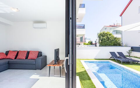 Sunny Pool: Piscina, Zona Residenziale, Condominio, Appartamento, Ricorrere, Estate, Shade, Villa, Hacienda, Dimora