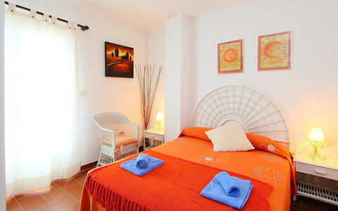 Puig Dels Daus: Camera Da Letto, Letto, Camera, Mobilia, Proprietà, Lenzuolo, Bedding, Telaio Del Letto, Interior Design, Costruzione