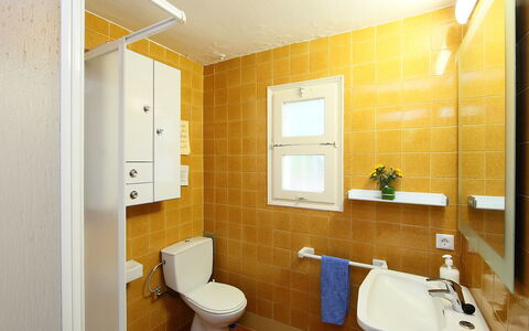 Puig Dels Daus: Bagno, Camera, Proprietà, Interior Design, Costruzione, Parete, Idraulico Fixture, Architettura, Piastrella, Casa
