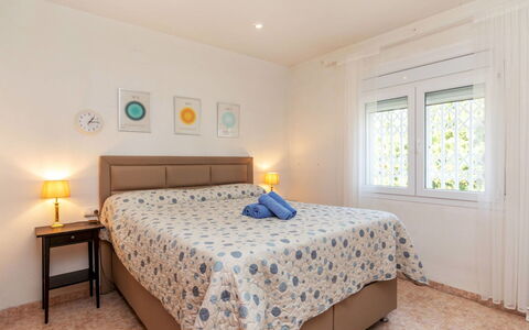 Encanto Iv: Mobilia, Letto, Interior Design, Camera Da Letto, Lenzuolo, Bedding, Pavimento, Camera, Pavimentazione, Soffitto