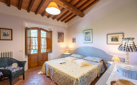 Gaiole in Chianti 915: Mobilia, Interior Design, Tavolo, Soffitto, Camera, Pavimentazione, Pavimento, Letto, Sedia, Camera Da Letto