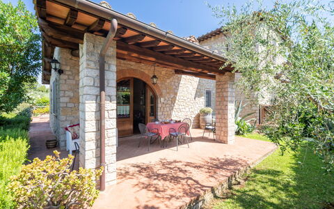 Gaiole in Chianti 915: Brick, Porta, Giardino, Muratura, Vaso Di Fiori, Backyard, Agriturismo, Pianta Della Casa, Hacienda, Estate