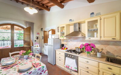 San Regolo 915.1: Mobilia, Cucina, Interior Design, Elettrodomestico Da Cucina, Controsoffitto, Legna, Pavimentazione, Cabinetry, Soffitto, Tavolo