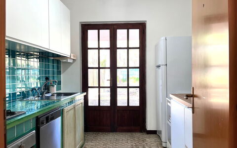 Itaca: Cucina, Pavimentazione, Interior Design, Pavimento, Controsoffitto, Legna, Mobilia, Elettrodomestico Da Cucina, Lavello, Cabinetry