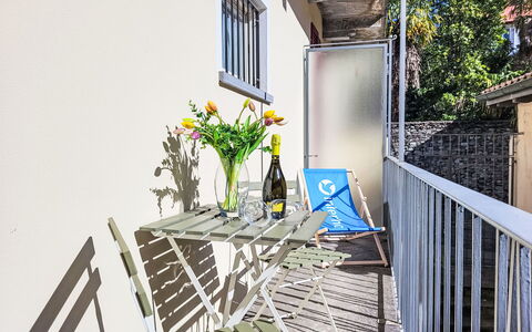 White Locarno Apt.1: Appartamento, Balcone, Vaso Di Fiori, Pianta Della Casa, Sedia, Portico, Mobili Da Esterno, Shade, Deck, Recinzione