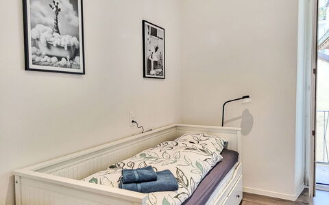 White Locarno Apt.1: Mobilia, Parete, Interior Design, Letto, Camera Da Letto, Legna, Pavimento, Pavimentazione, Camera, Bedding