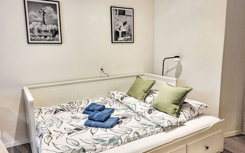 White Locarno Apt.1: Mobilia, Letto, Camera Da Letto, Interior Design, Legna, Bedding, Lenzuolo, Biancheria, Camera, Tessile