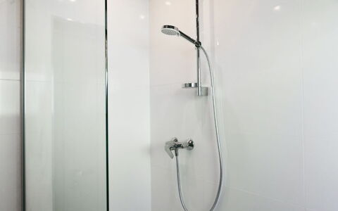 Dolní Lysečiny: Idraulico Fixture, Soffione Doccia, Soffitto, Bagno, Doccia, Interior Design, Pavimentazione, Idraulico, Doccia Bar, Lampada
