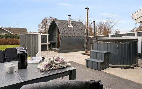 Akira - 250M from the Sea: Tetto, Casa, Casa, Villetta, Porta, Raccordo, Deck, Portico, Plank, Latifoglie