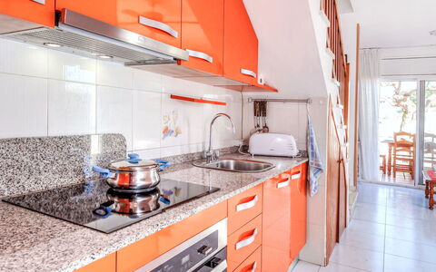 Palmera Ii: Cucina, Apparecchio Major, Elettrodomestico Da Cucina, Controsoffitto, Legna, Lavandino Della Cucina, Interior Design, Pavimentazione, Cabinetry, Casa