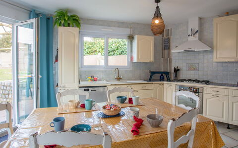 Fleur D'Été: Mobilia, Interior Design, Cucina, Pavimentazione, Sedia, Legna, Controsoffitto, Camera, Pavimento, Tavolo
