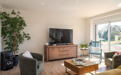 La Maison de Parrain: Mobilia, Pavimentazione, Legna, Interior Design, Pavimento, Divano, Tavolo, Camera, Soffitto, Soggiorno