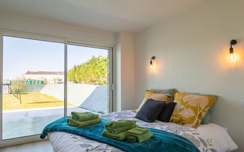 La Maison de Parrain: Camera Da Letto, Letto, Interior Design, Mobilia, Illuminazione, Bedding, Lenzuolo, Biancheria, Pavimento, Camera