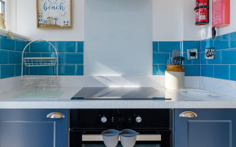 Lighthouse Watch: Cucina, Elettrodomestico Da Cucina, Apparecchio Major, Controsoffitto, Cucina Stufa, Interior Design, Stufa, Stufa A Gas, Pavimentazione, Cabinetry