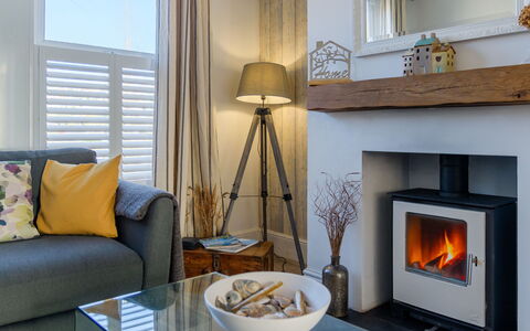 Chy an Mor: Focolare, Pavimentazione, Interior Design, Mobilia, Pavimento, Soggiorno, Casa, Camera, Stufa A Legna, Divano