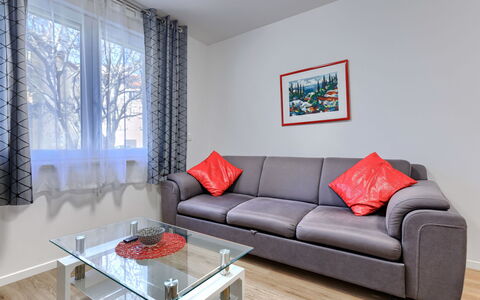 Poreč Center Sea: Mobilia, Interior Design, Pavimentazione, Pavimento, Divano, Appartamento, Casa, Soggiorno, Camera, Tavolo