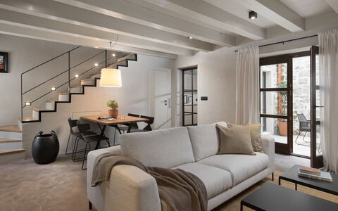Villa Euphrasiana: Mobilia, Interior Design, Pavimentazione, Parete, Divano, Pavimento, Legna, Soffitto, Soggiorno, Tavolo
